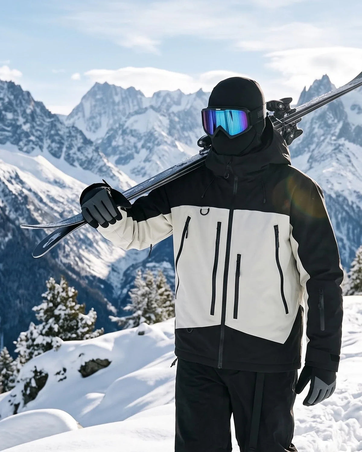 Masque, cagoule et gants de ski portés en montagne