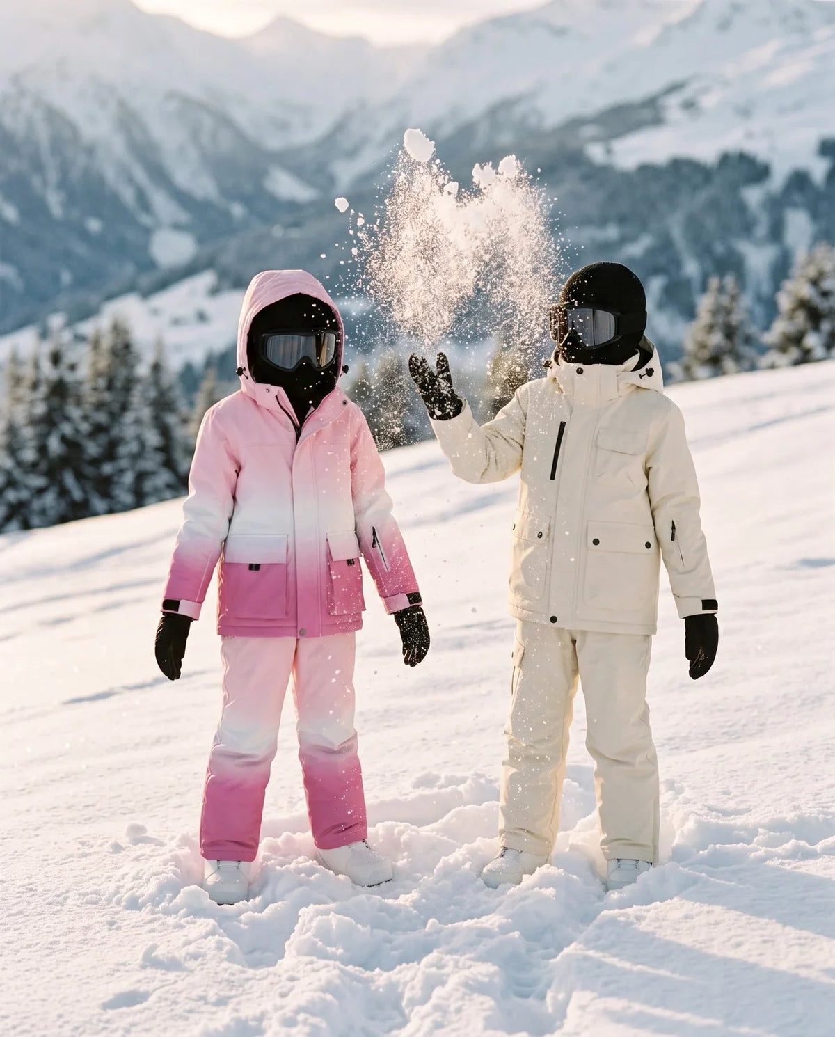 Enfants en combinaisons de ski jouant dans la neige