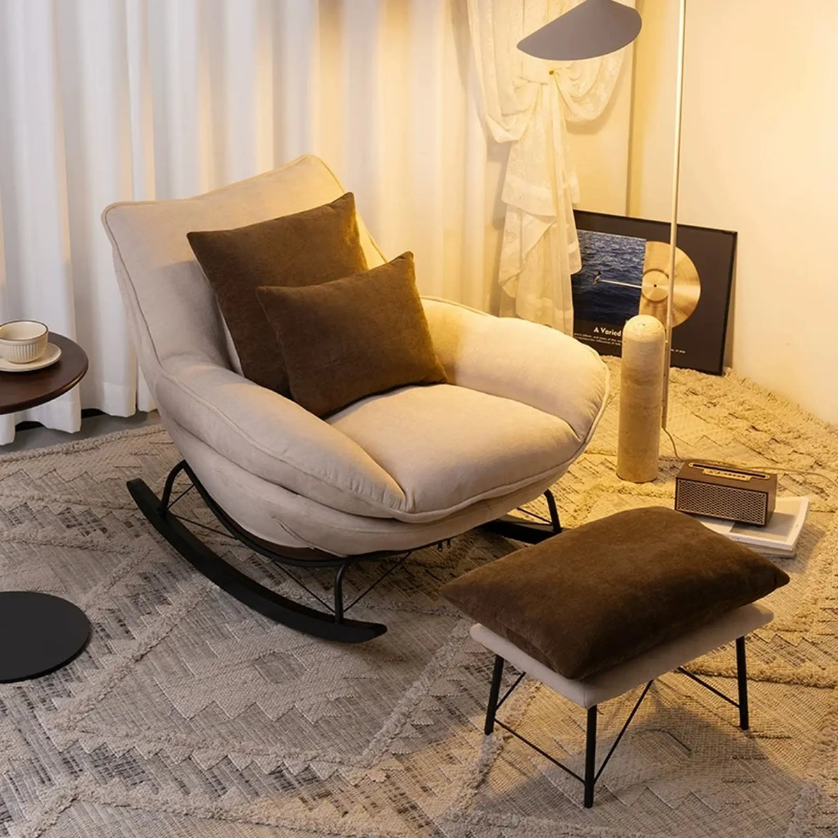 Fauteuil à bascule beige avec repose-pieds