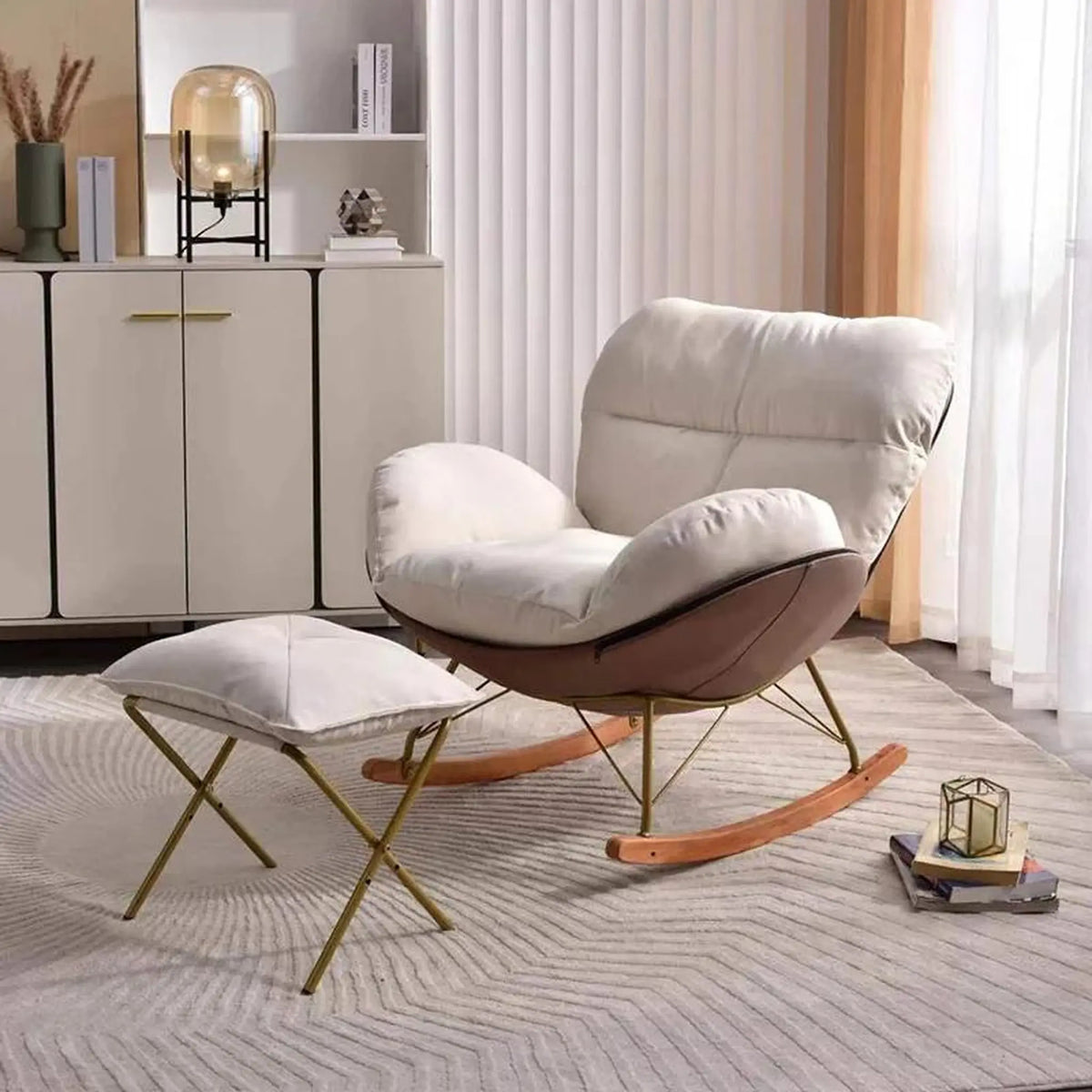 Fauteuil à bascule blanc cassé avec pouf