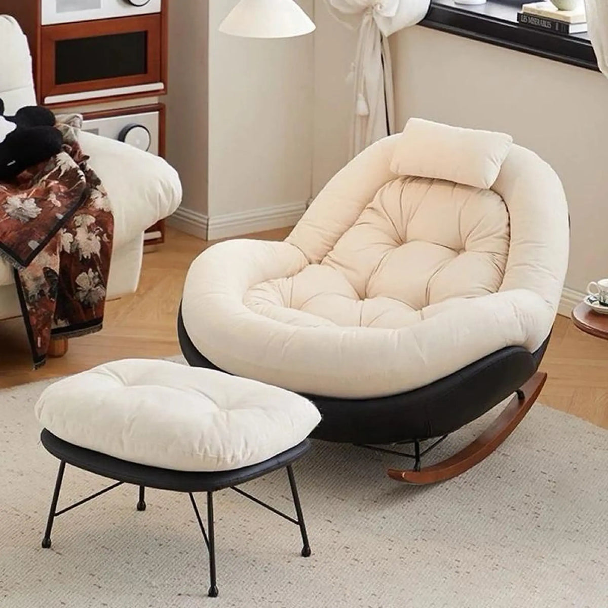 Fauteuil à bascule capitonné crème avec pouf