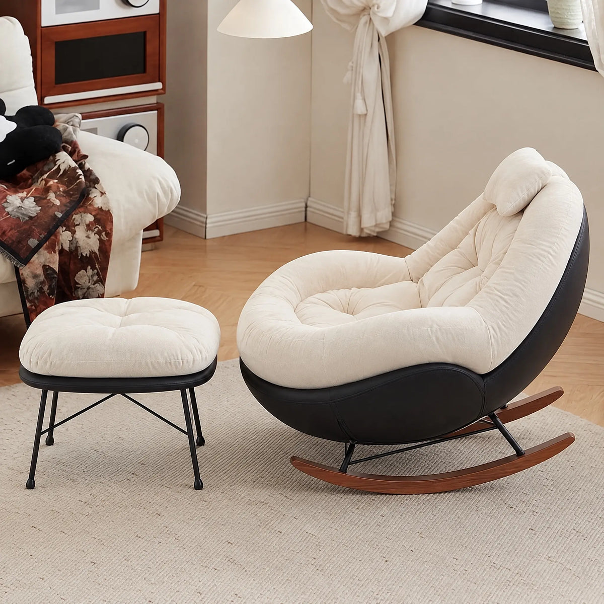 Fauteuil à bascule capitonné crème avec pouf