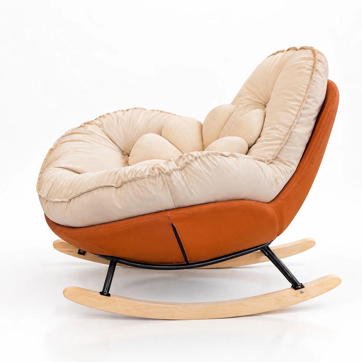 Fauteuil à bascule coque orange et coussin crème vu de profil