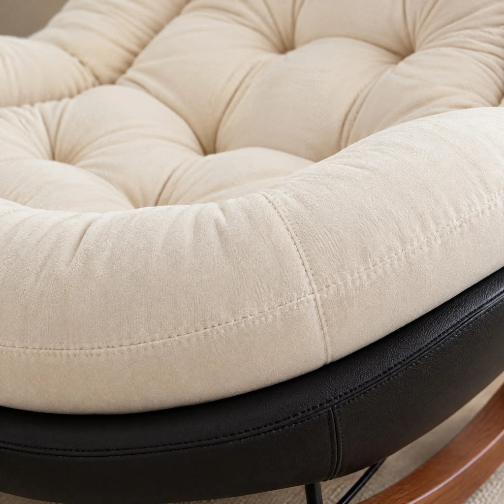Fauteuil à bascule capitonné crème avec pouf