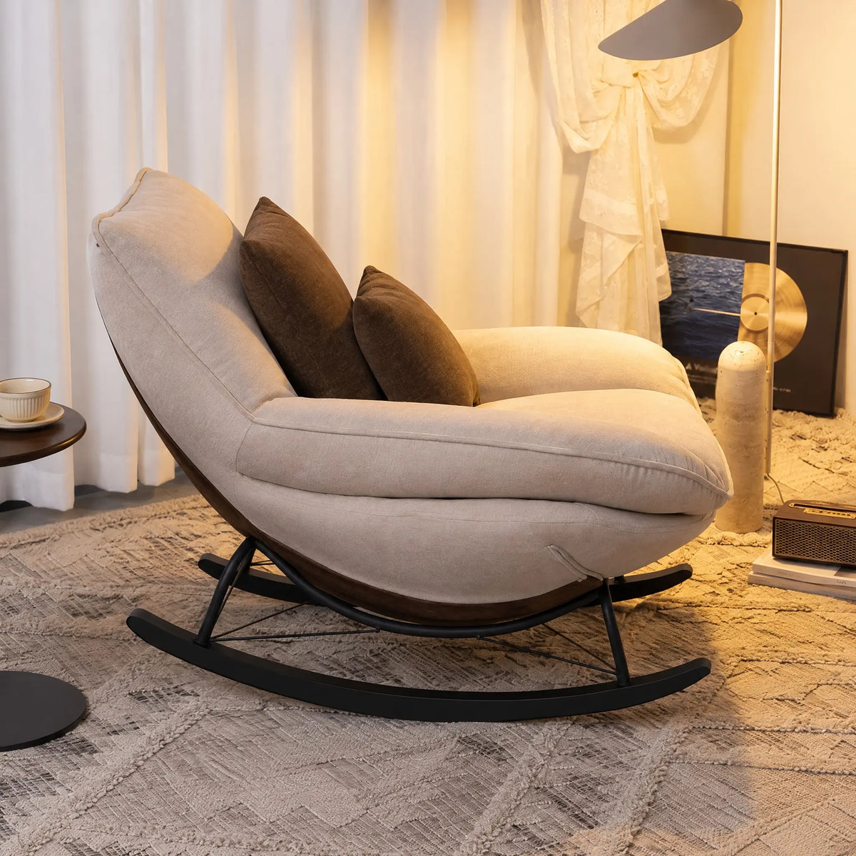 Fauteuil à bascule beige avec repose-pieds