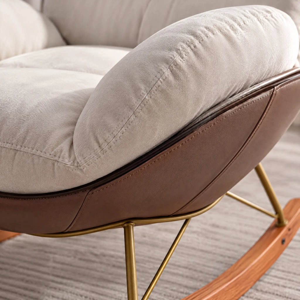 Fauteuil à bascule blanc cassé avec pouf