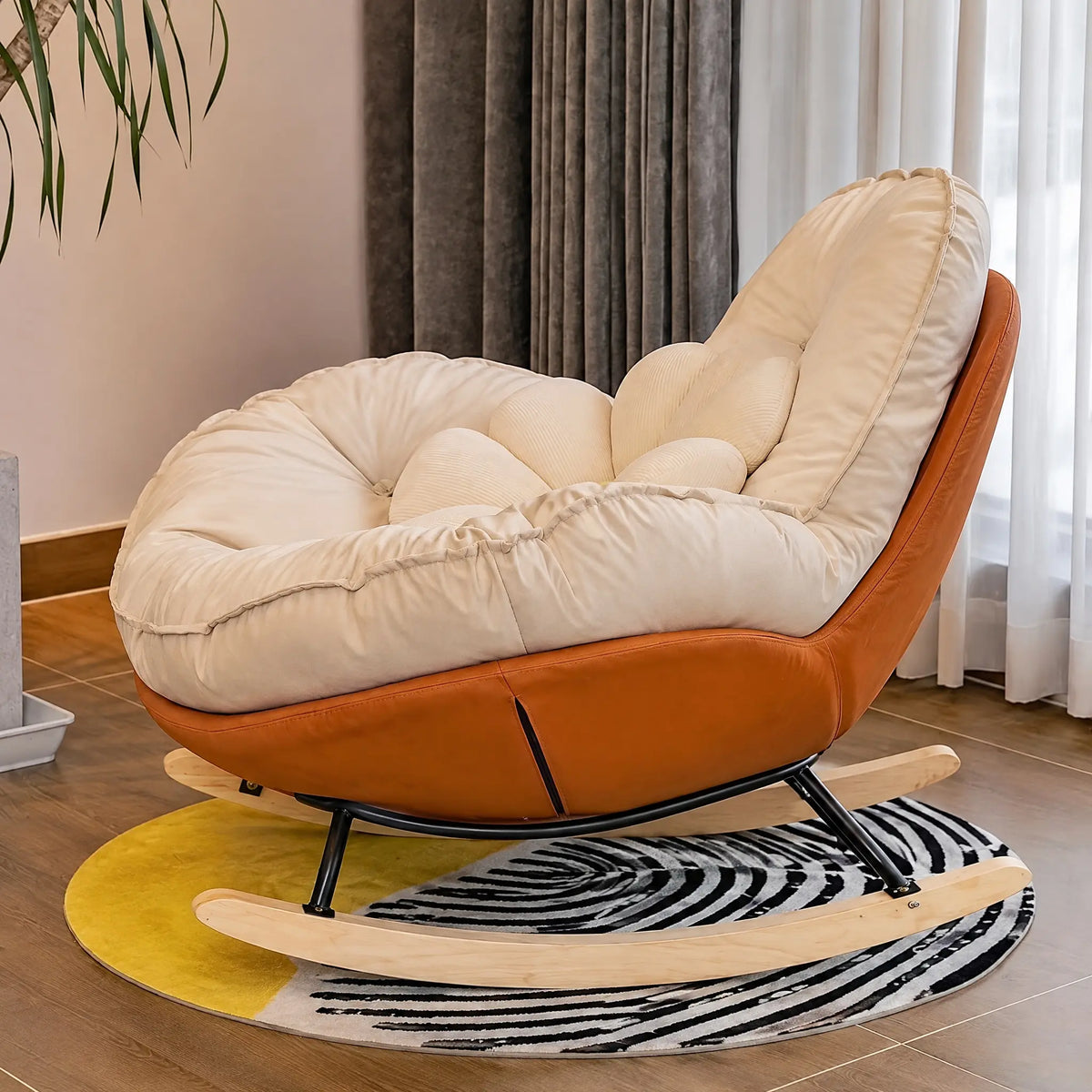 Fauteuil à bascule coque orange et coussin crème