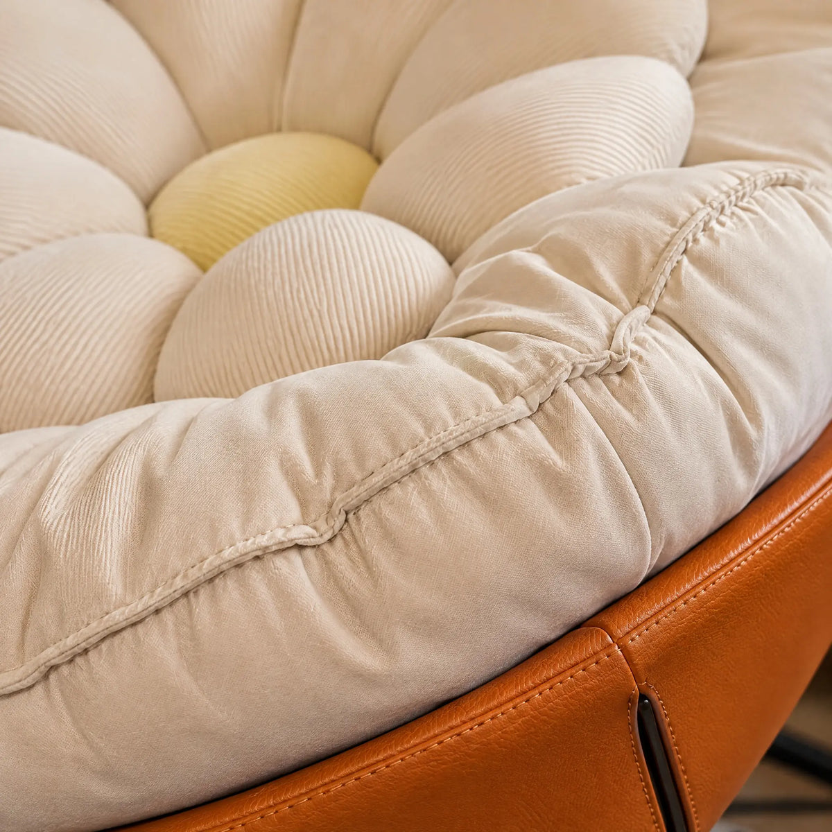 Fauteuil à bascule coque orange et coussin crème
