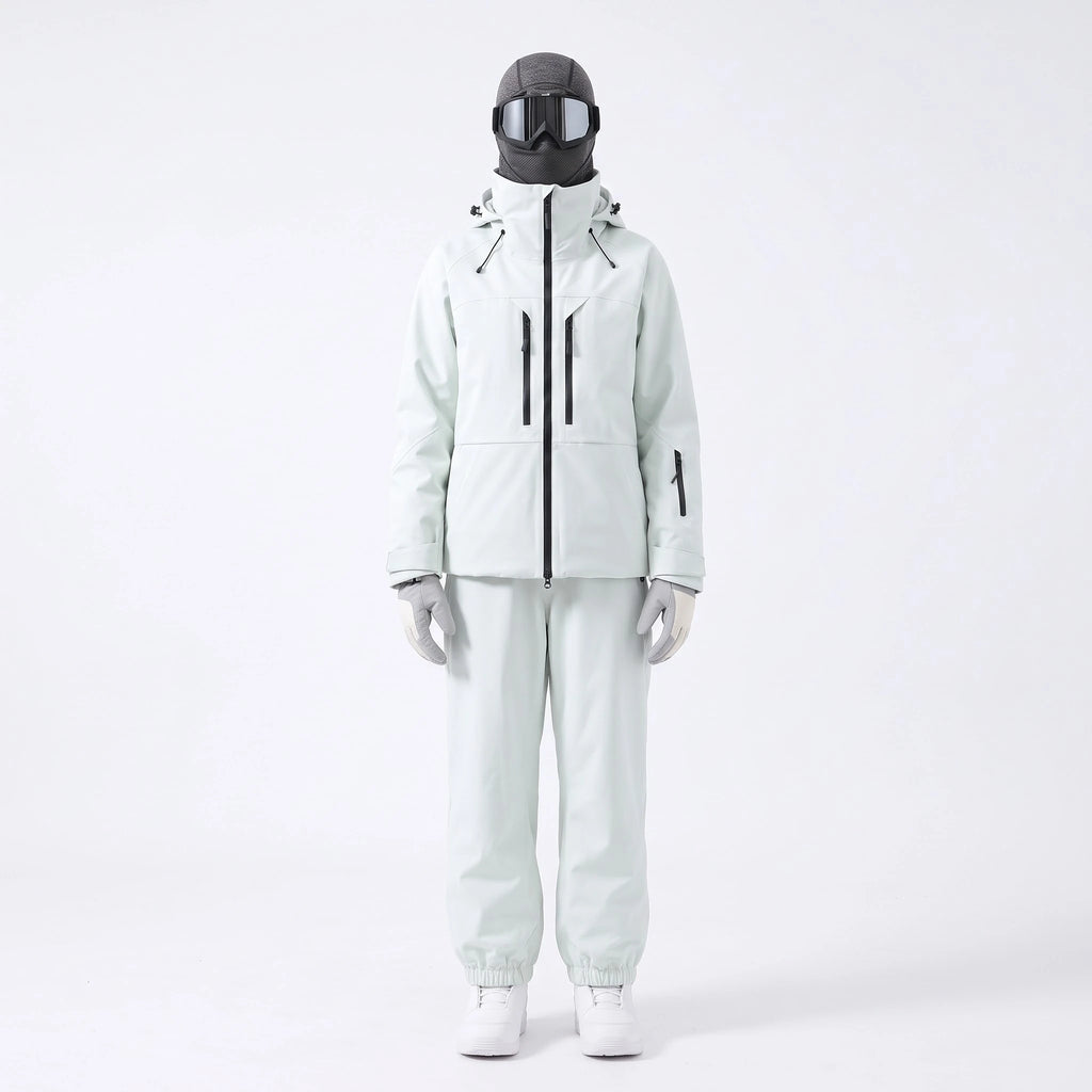 Pack Megève – combinaison de ski blanc cassé portée avec gants, masque et cagoule