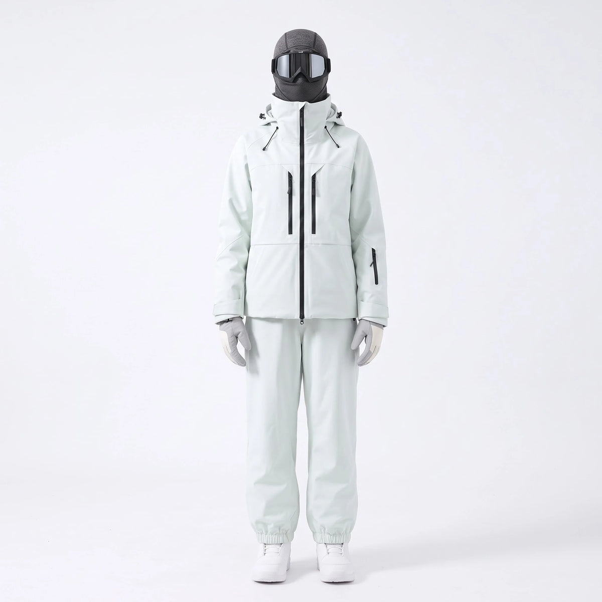 Pack Megève – combinaison de ski blanc cassé portée avec gants, masque et cagoule
