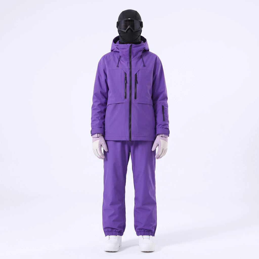 Pack Méribel – combinaison de ski violette portée avec gants, masque et cagoule